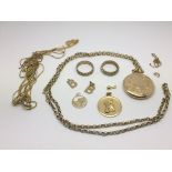 A collection of gold jewellery items including rin