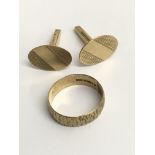 A 9ct gold wedding band and pair of cufflinks, app