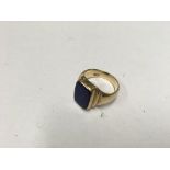 A heavy 18ct gold and lapis lazuli set gents ring,