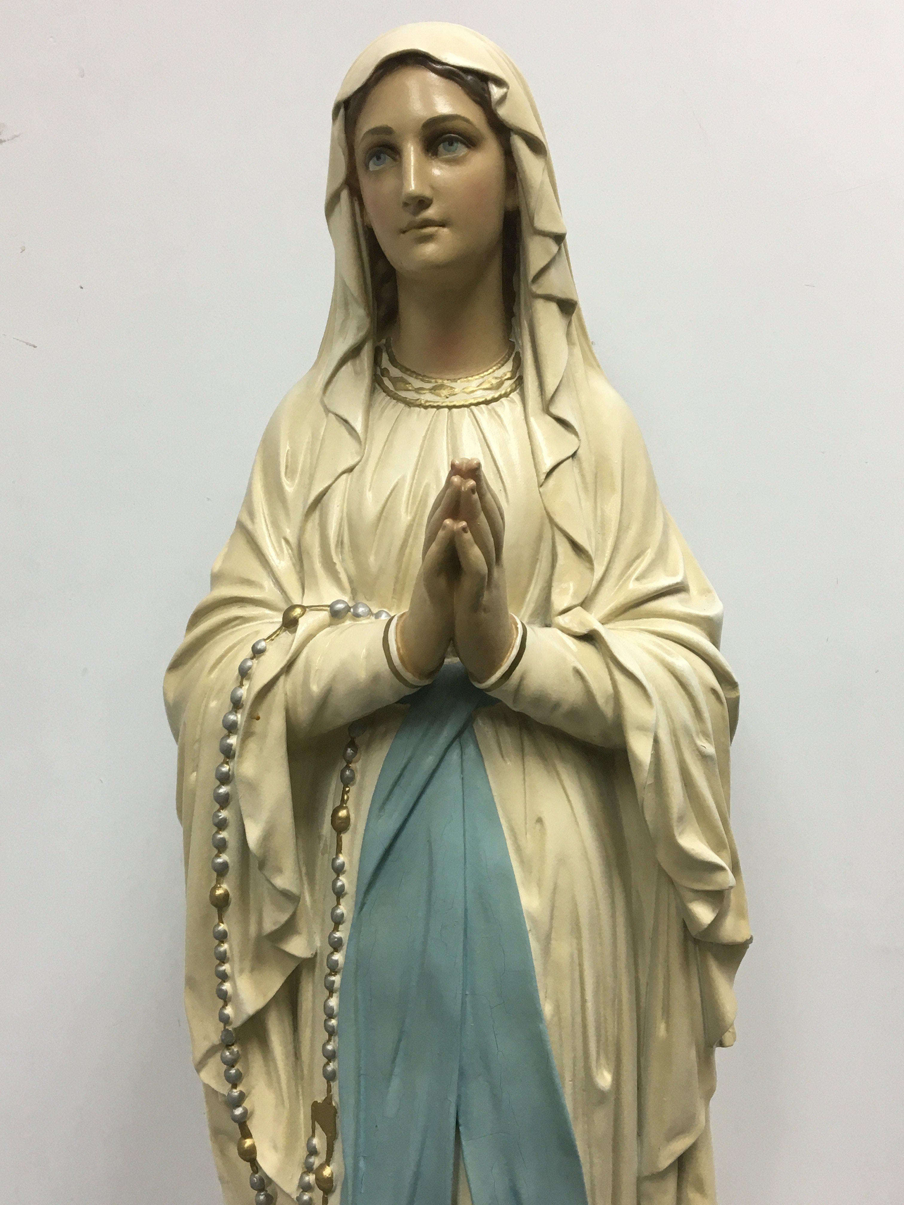 A large plaster figure depicting the Virgin Mary 1 - Image 2 of 4