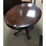 A Victorian walnut loo table. 113 x82cm.