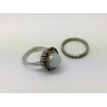 2 white metal and stone set rings. (Approx 6.4g).