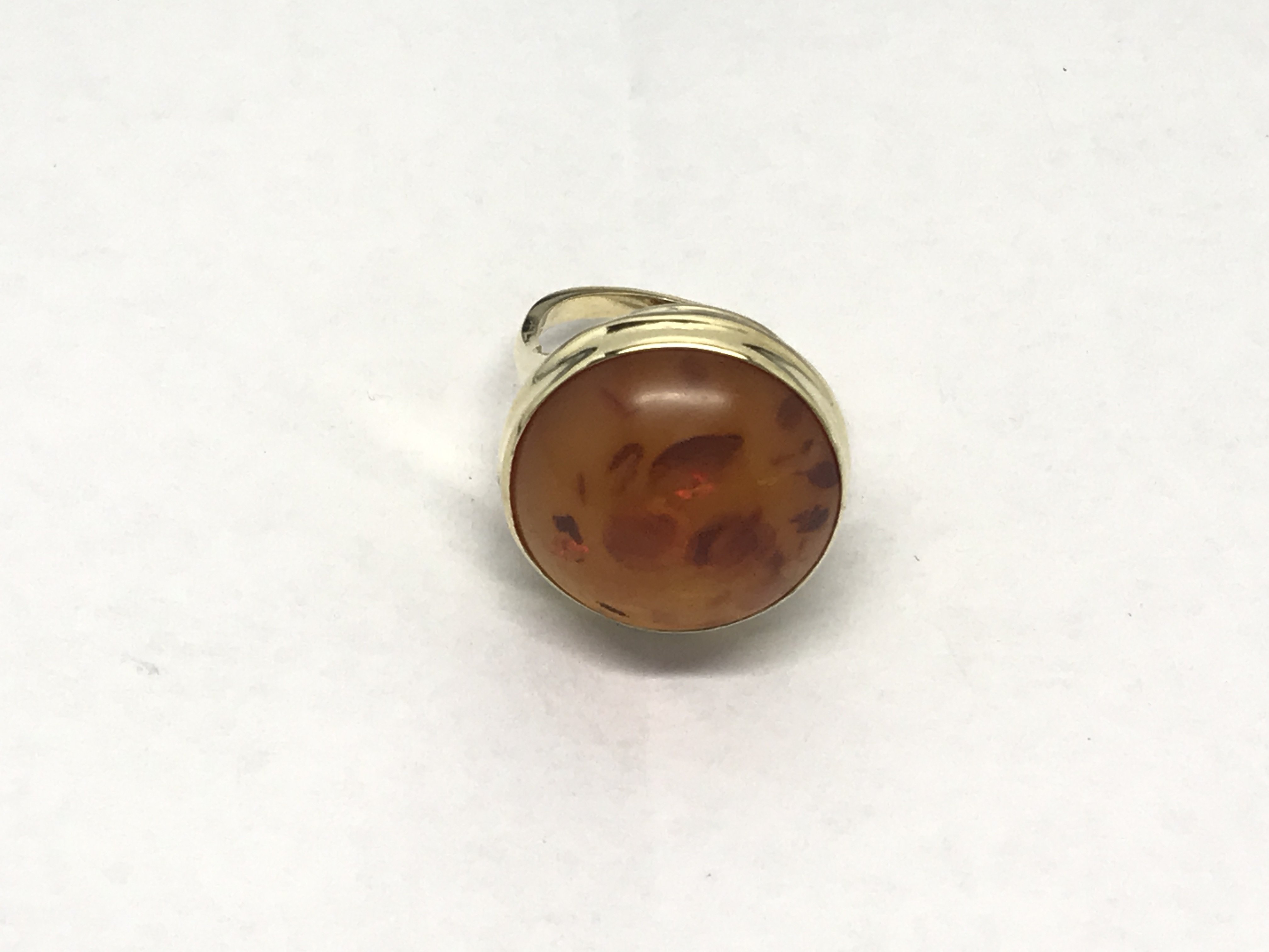 A 14ct gold ring set with cabochon amber, approx 8g and approx size P-Q. - Image 2 of 3