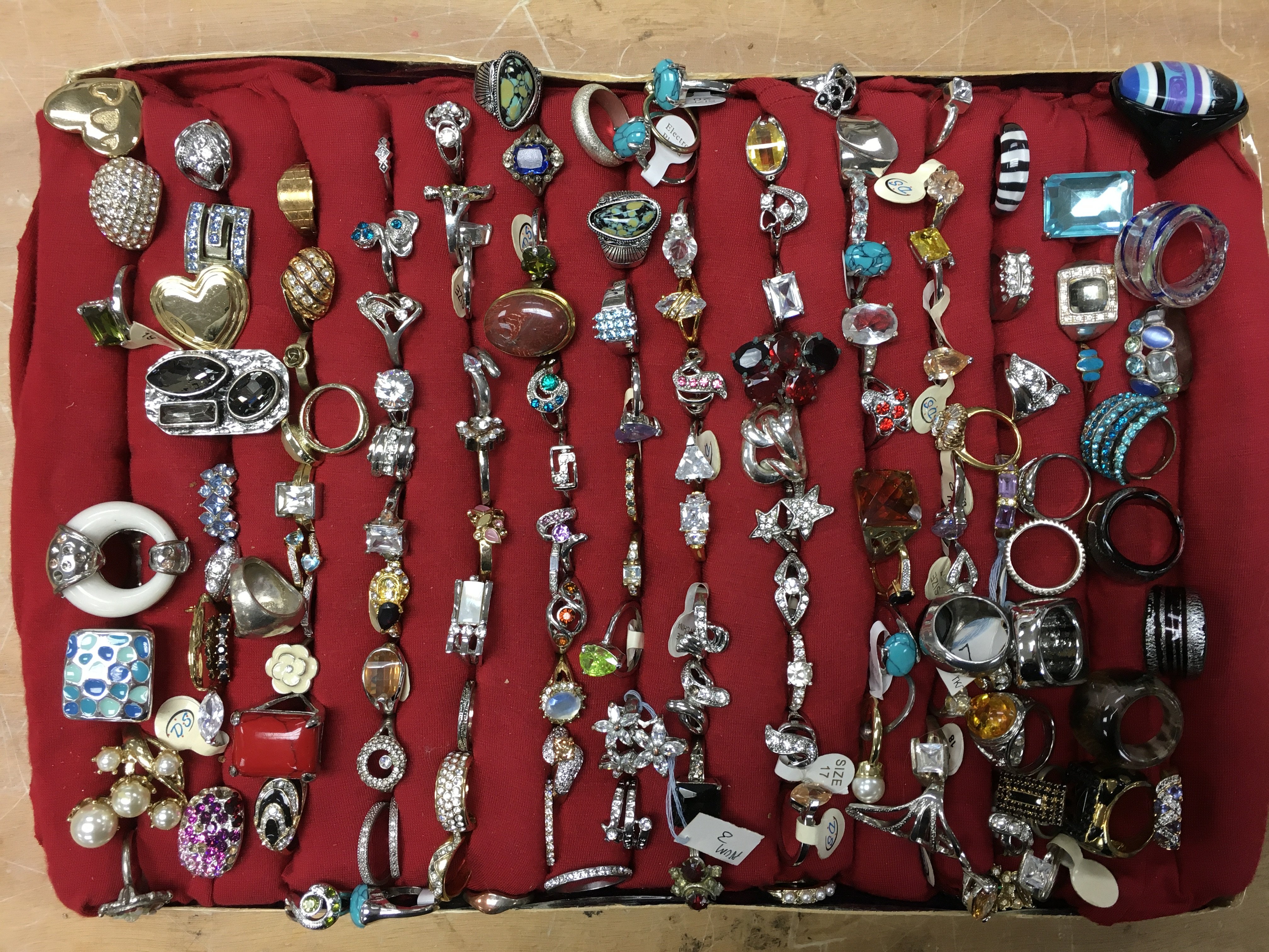 A tray of mixed silver and white metal stone set rings etc. 100+.