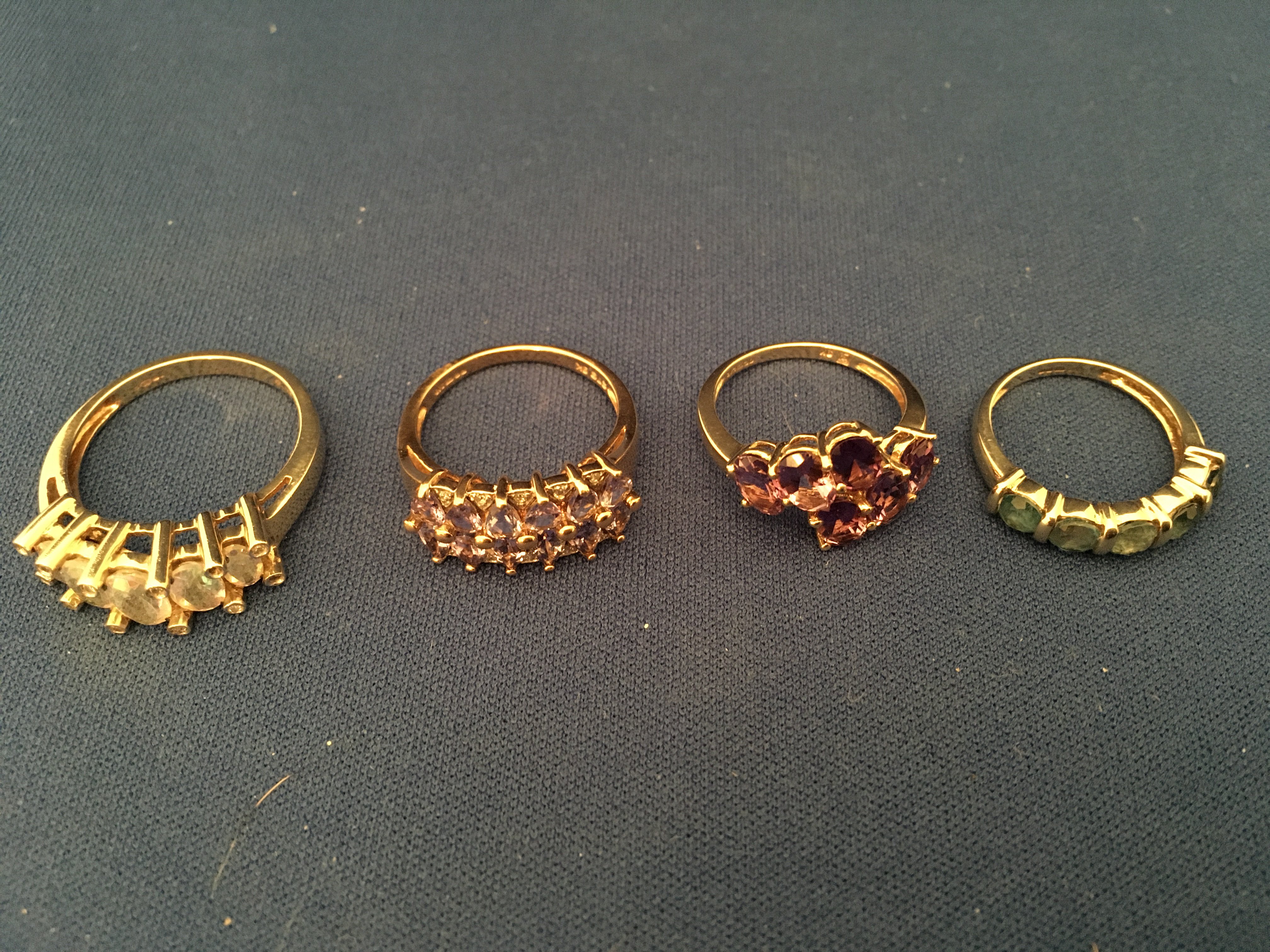 4 9ct gold and stone set rings. (Approx 13g).