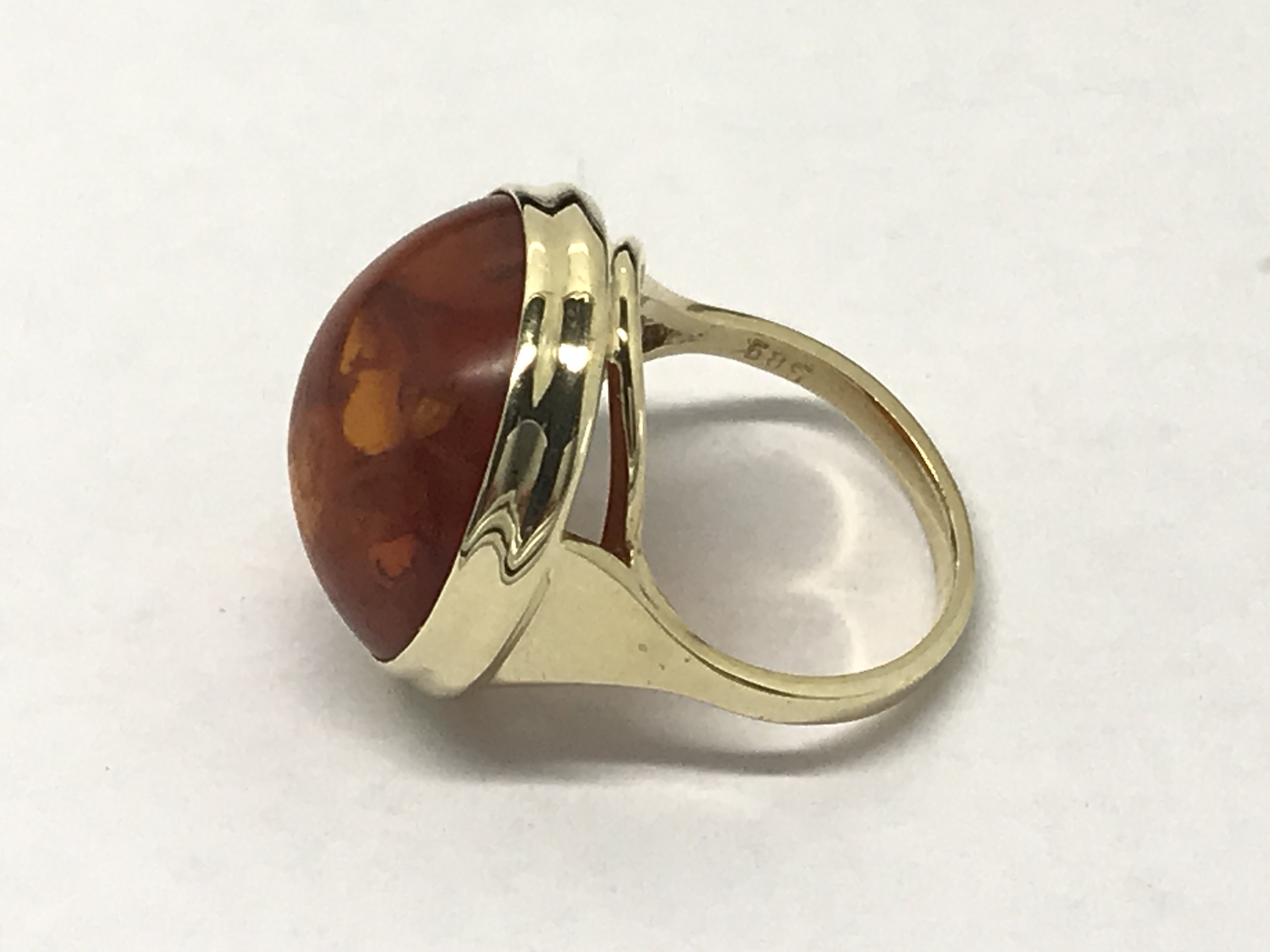 A 14ct gold ring set with cabochon amber, approx 8g and approx size P-Q. - Image 3 of 3