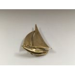 A 9 ct gold brooch in the form of a sailing boat 5.5 grams 4 cm .