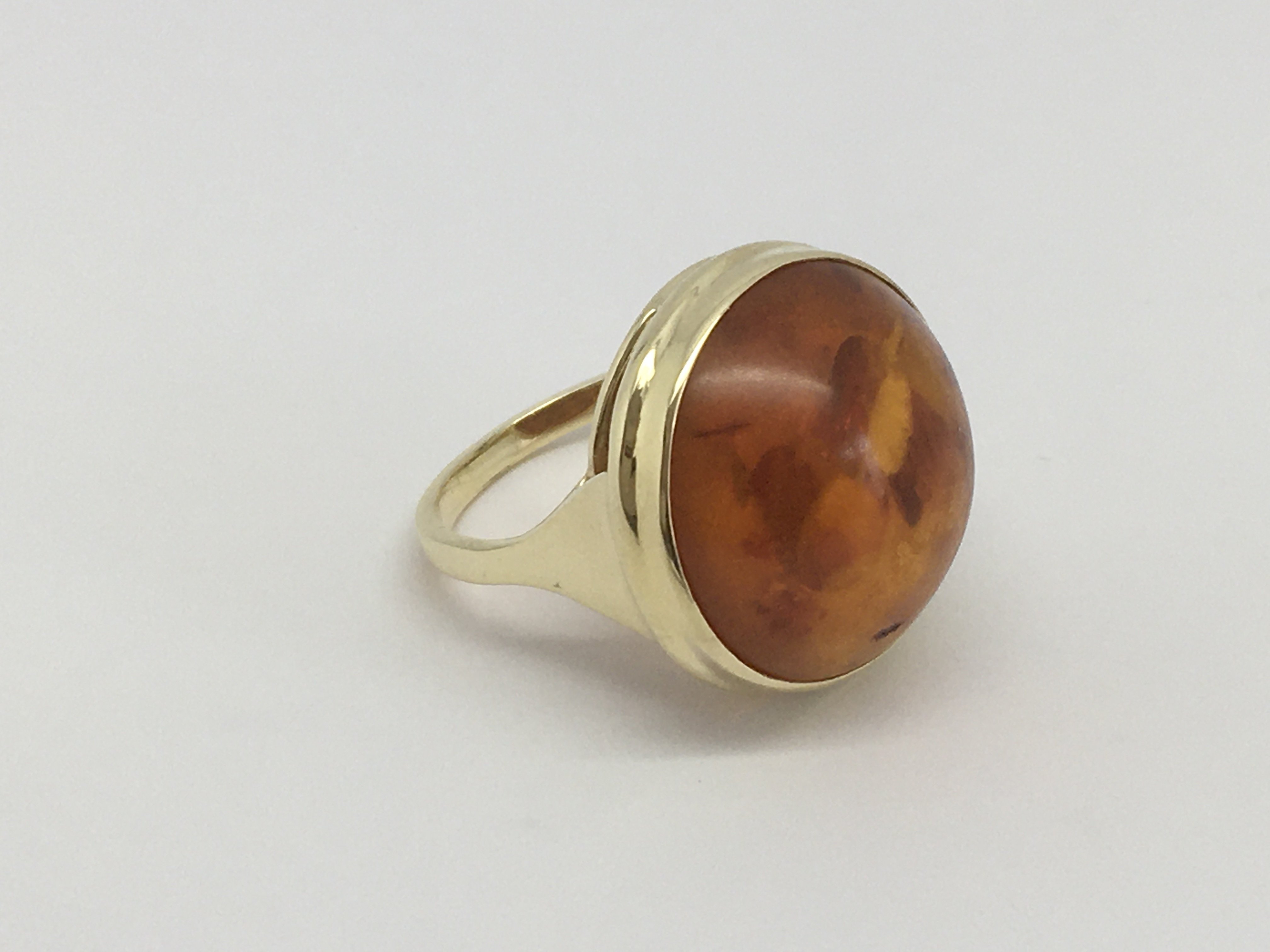 A 14ct gold ring set with cabochon amber, approx 8g and approx size P-Q.