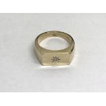 A gents 9ct gold signet ring, approx 7.5g and approx size R.