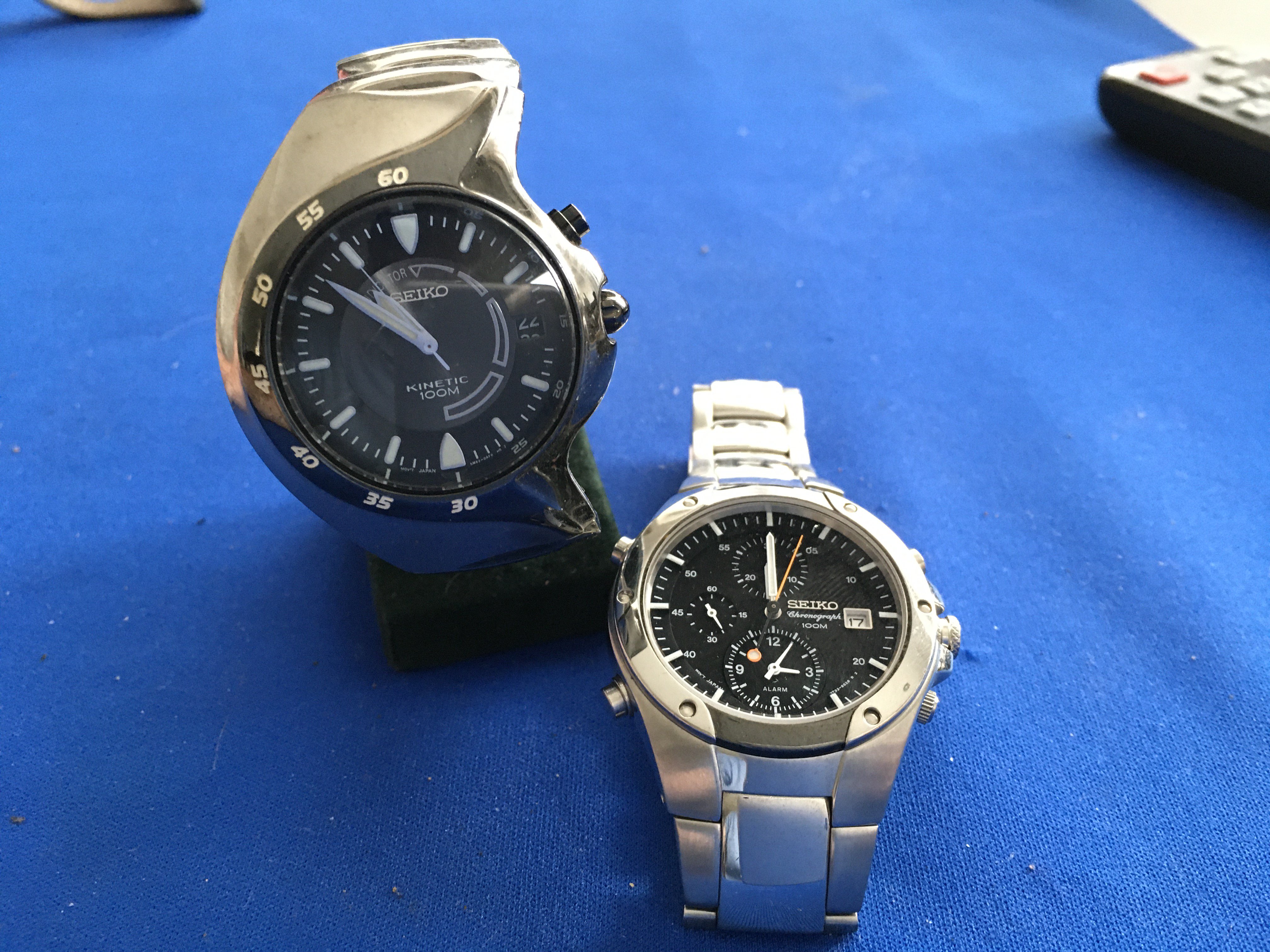 2 gents Seiko wristwatches. 1 Seiko Chronograph quartz 052128, 1 Seiko Kinetic indicator 481121.