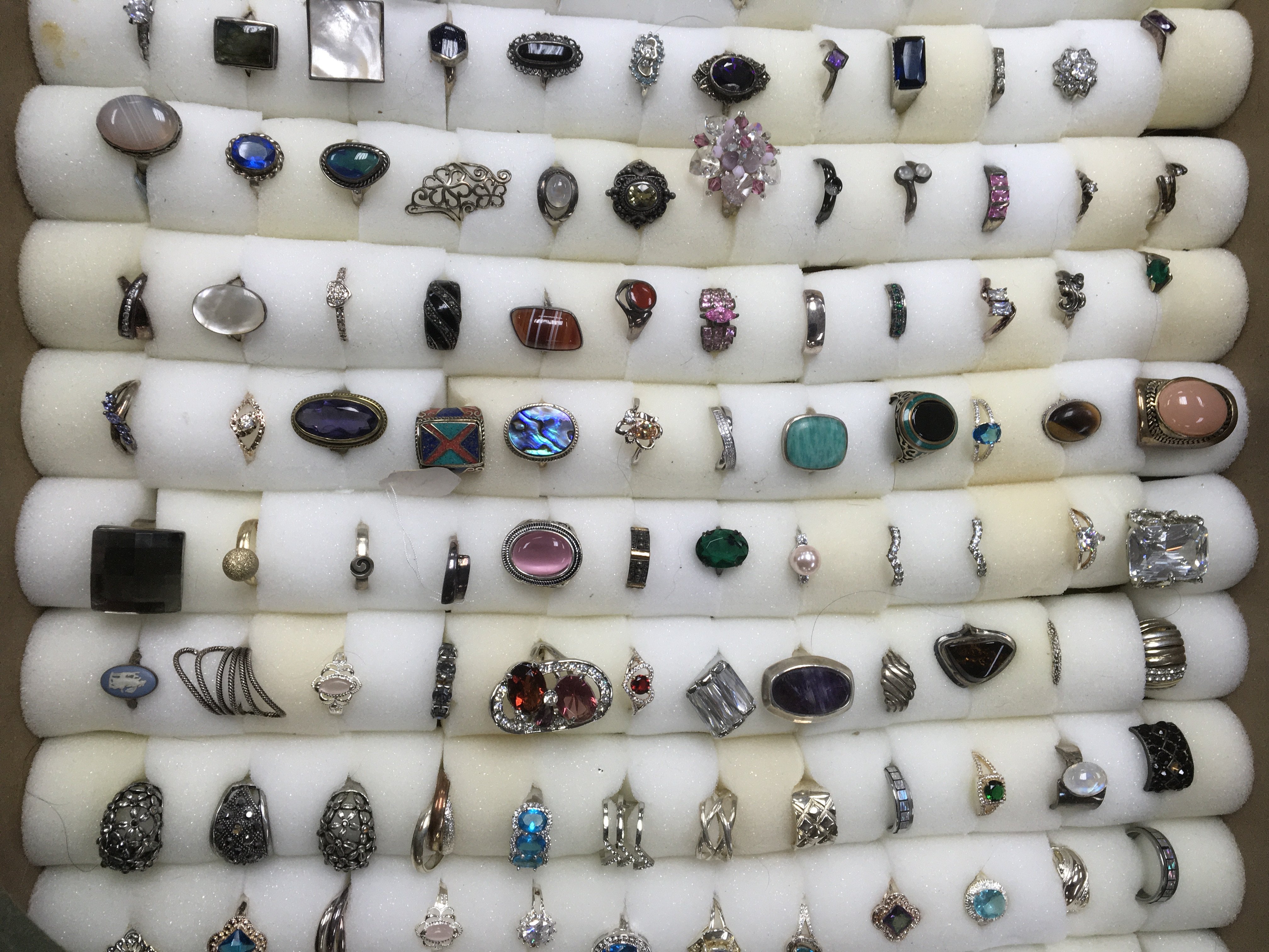 A collection of 150+ mixed silver and costume jewellery rings - Image 3 of 4