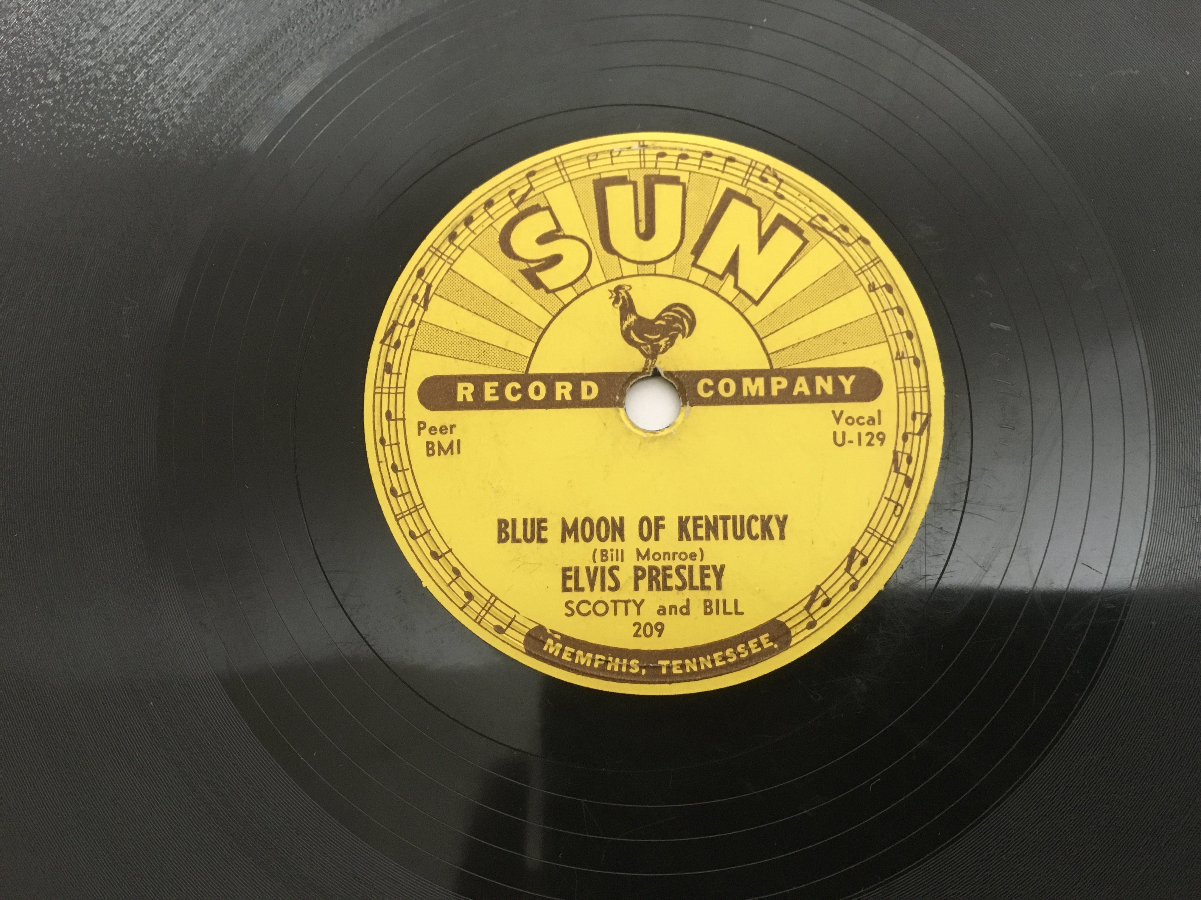 An incredibly rare 1954 first US issue of Elvis Presley's debut single 'That's All Right' on 10 inch - Image 3 of 8