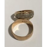 2 9ct gold rings (Approx 5.6g).