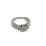 A well detailed modern design 18 carat white gold