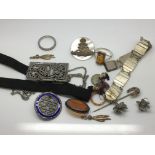 A bag containing vintage jewellery items including