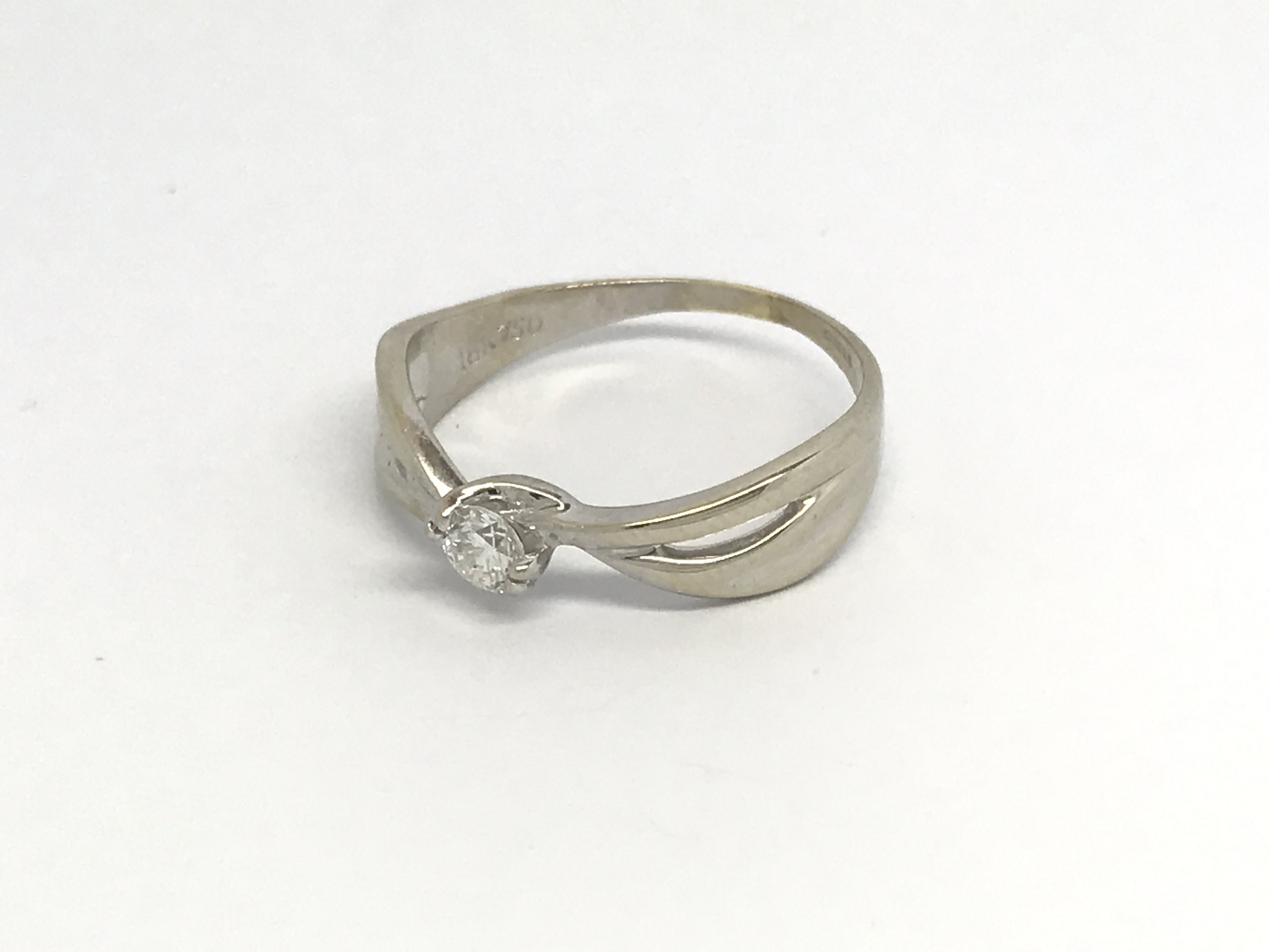 An 18carat white gold ring set with a brilliant cu
