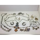 A mixed lot of good silver jewellery items.