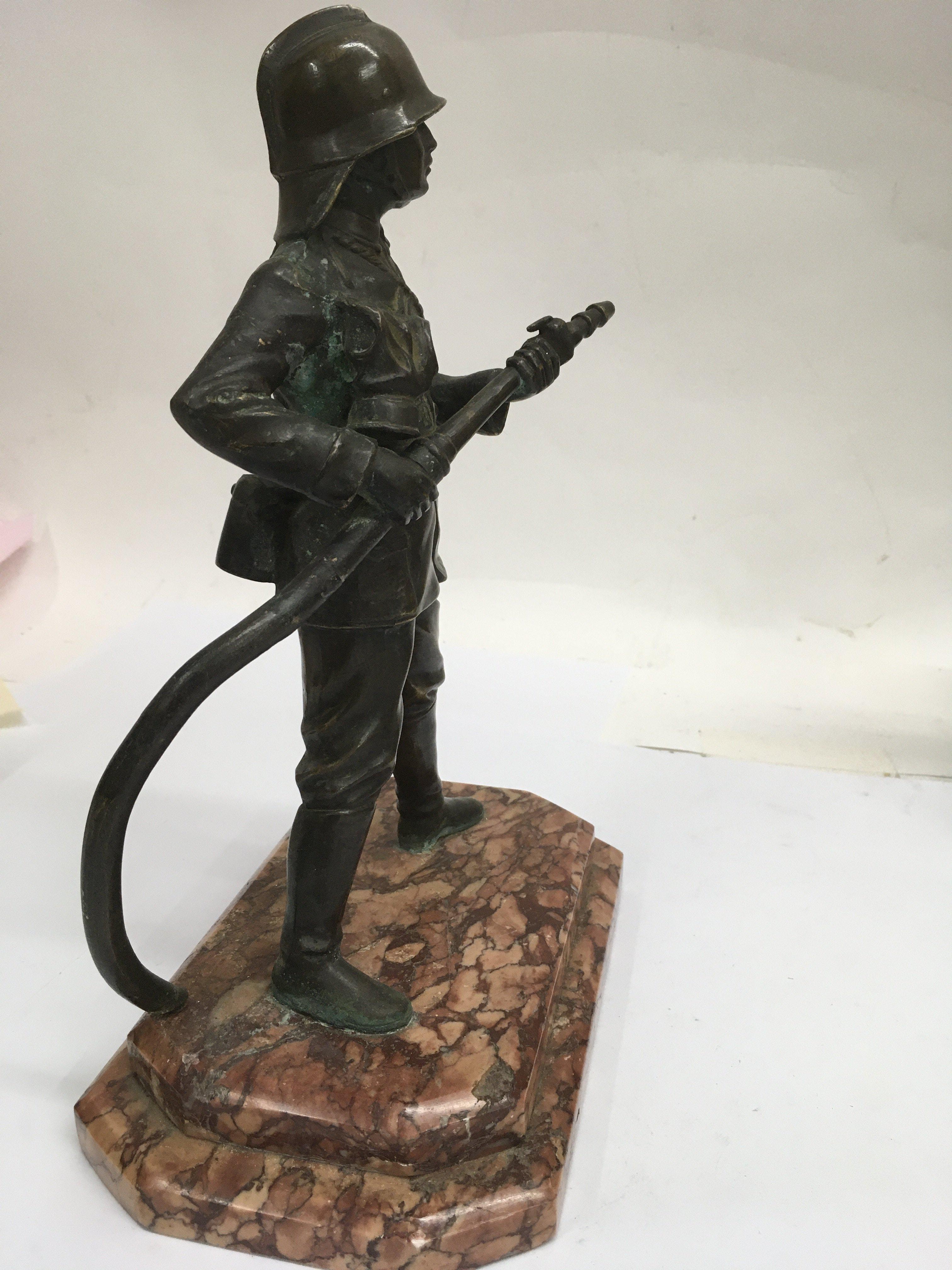 A Art Deco bronze figure in the form of a fireman - Image 4 of 4