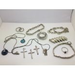 A mixed lot of good silver jewellery items.