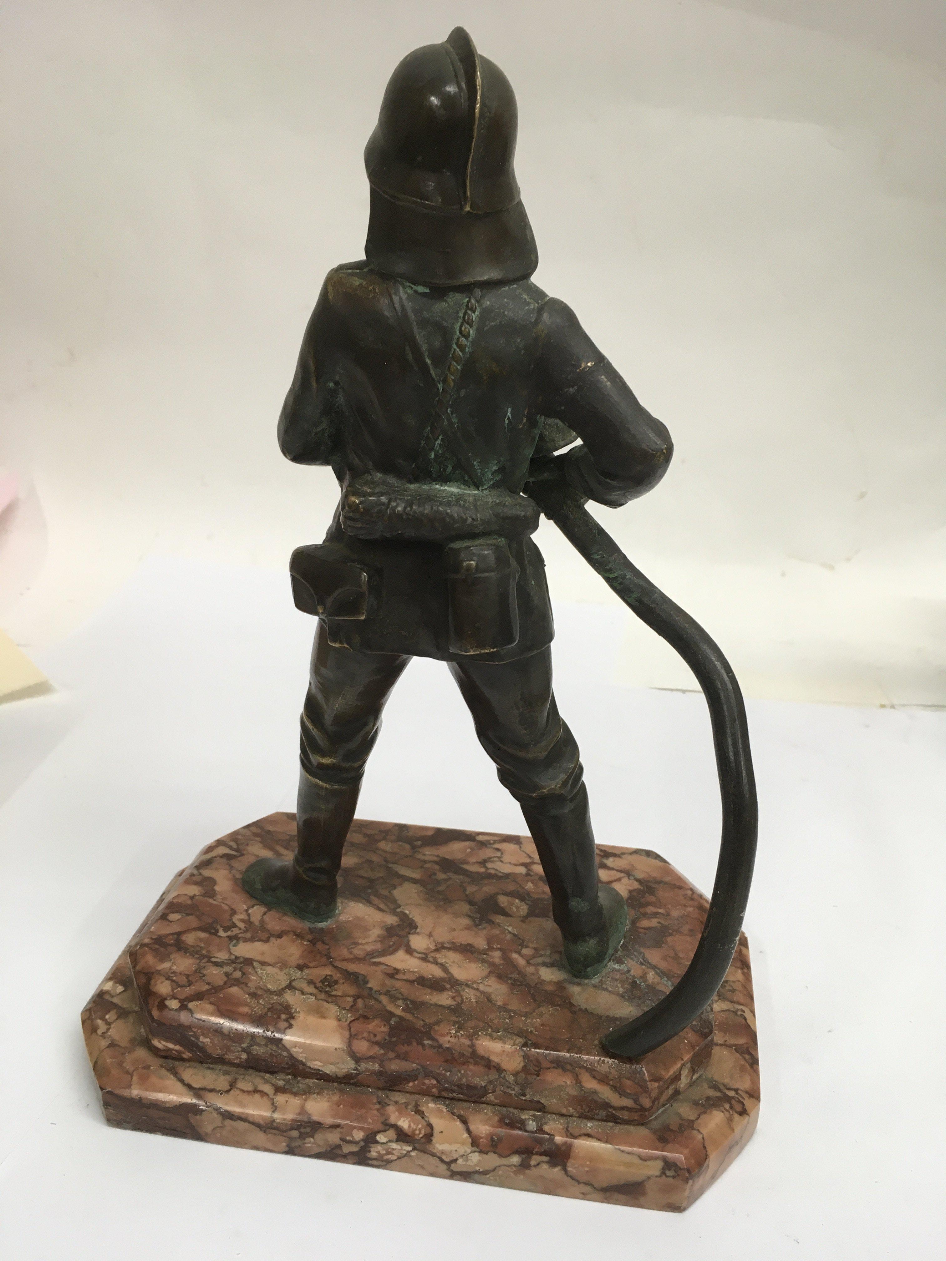 A Art Deco bronze figure in the form of a fireman - Image 3 of 4