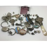 A collection of mixed silver jewellery items.