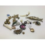 A small collection of vintage jewellery.