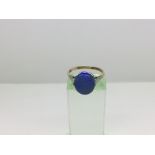 A gold and platinum opal doublet ring, approx 2.4g