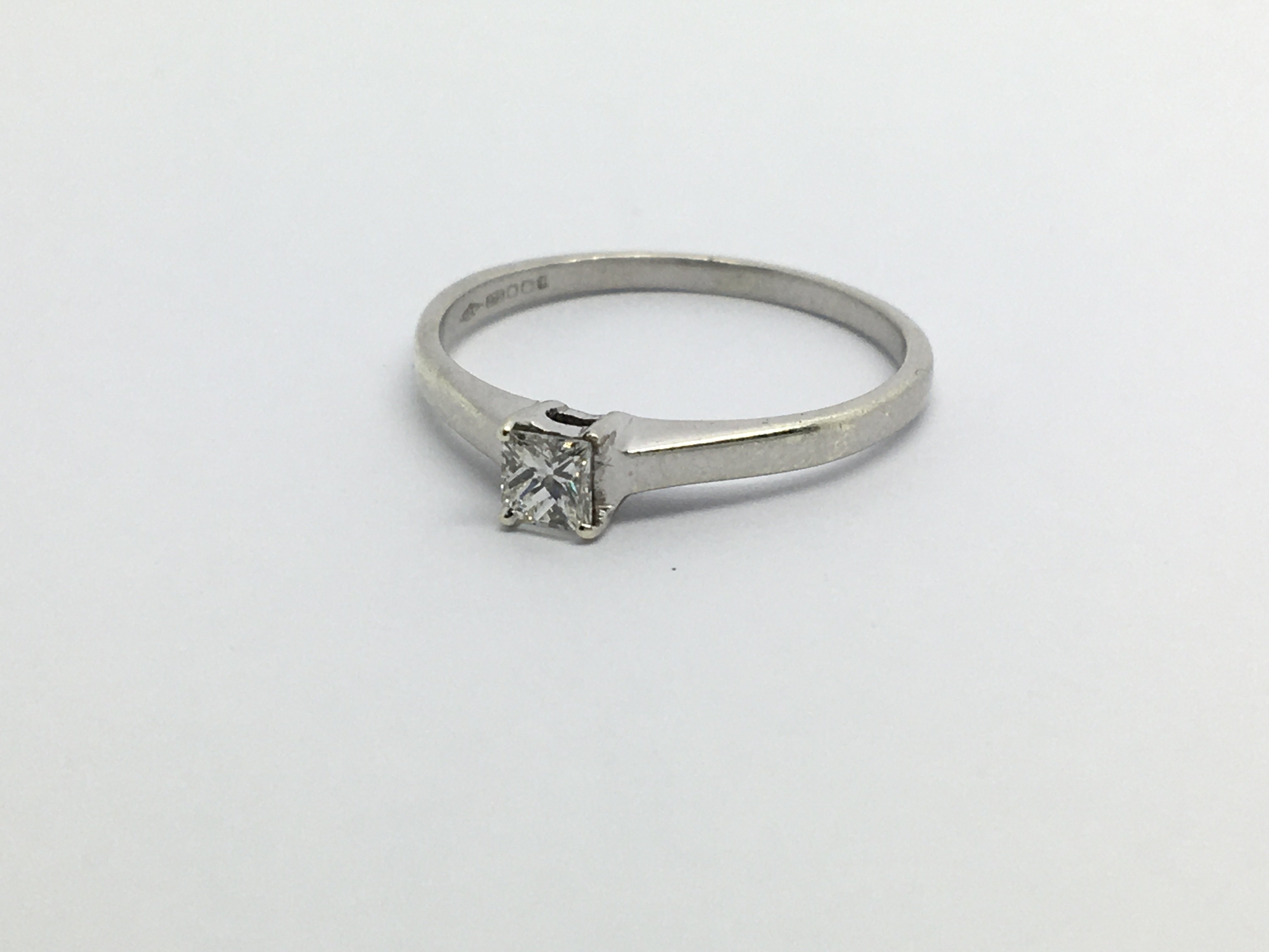 A 9ct white gold solitaire diamond ring set with a princess cut diamond, approx.15ct, approx 1.3g