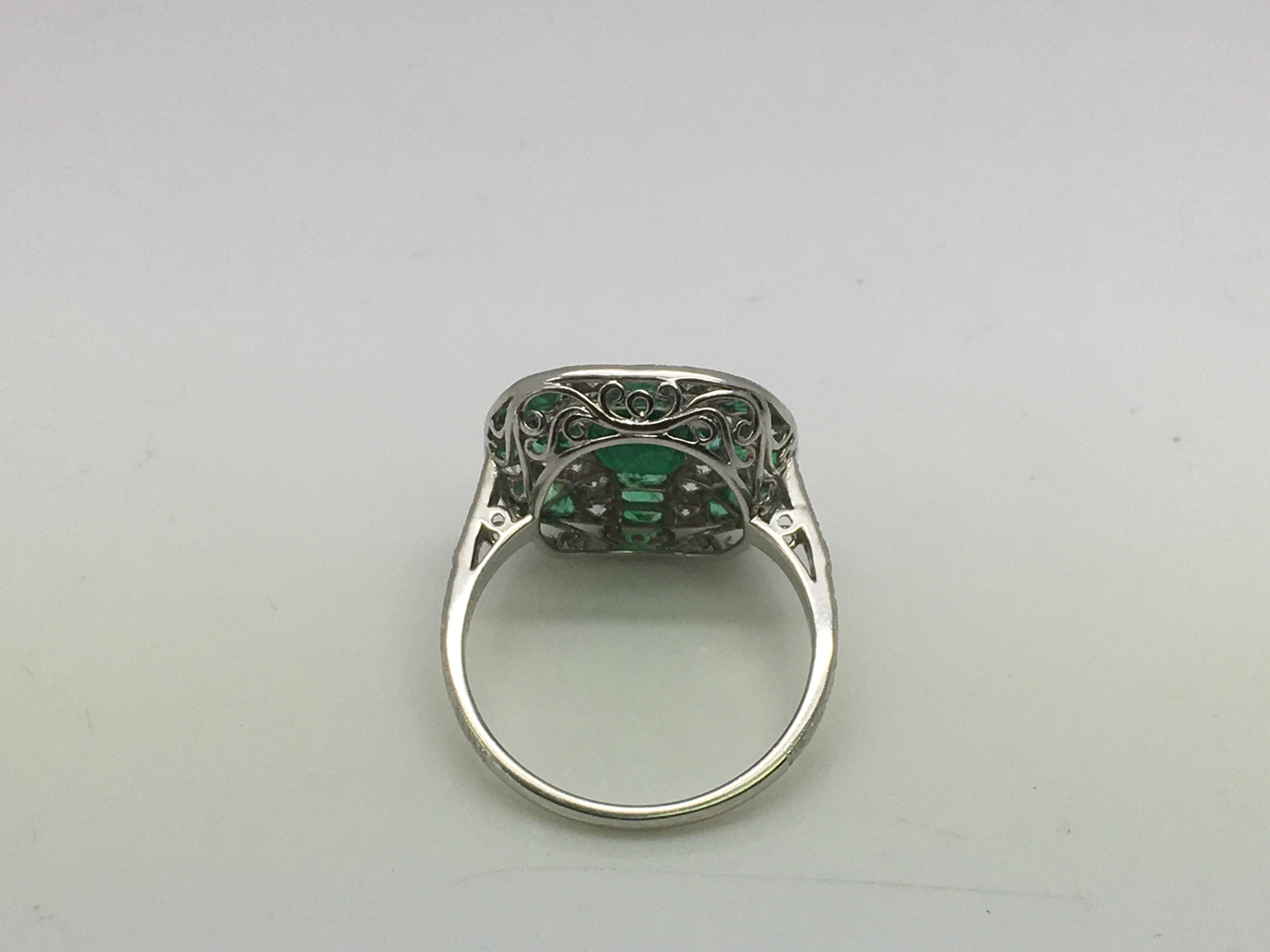 An Art Deco style platinum ring set with emeralds - Image 2 of 2