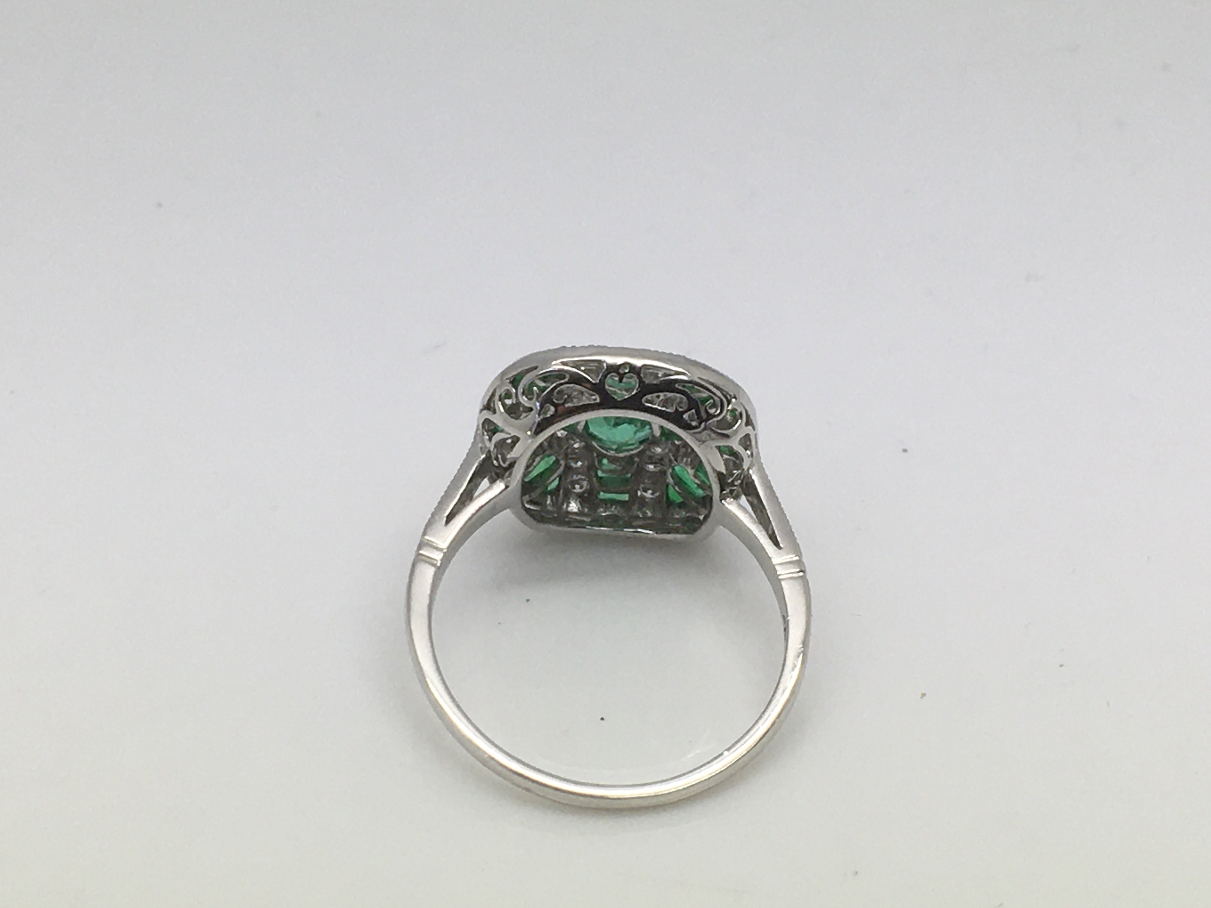 An Art Deco style platinum ring set with emeralds - Image 2 of 2