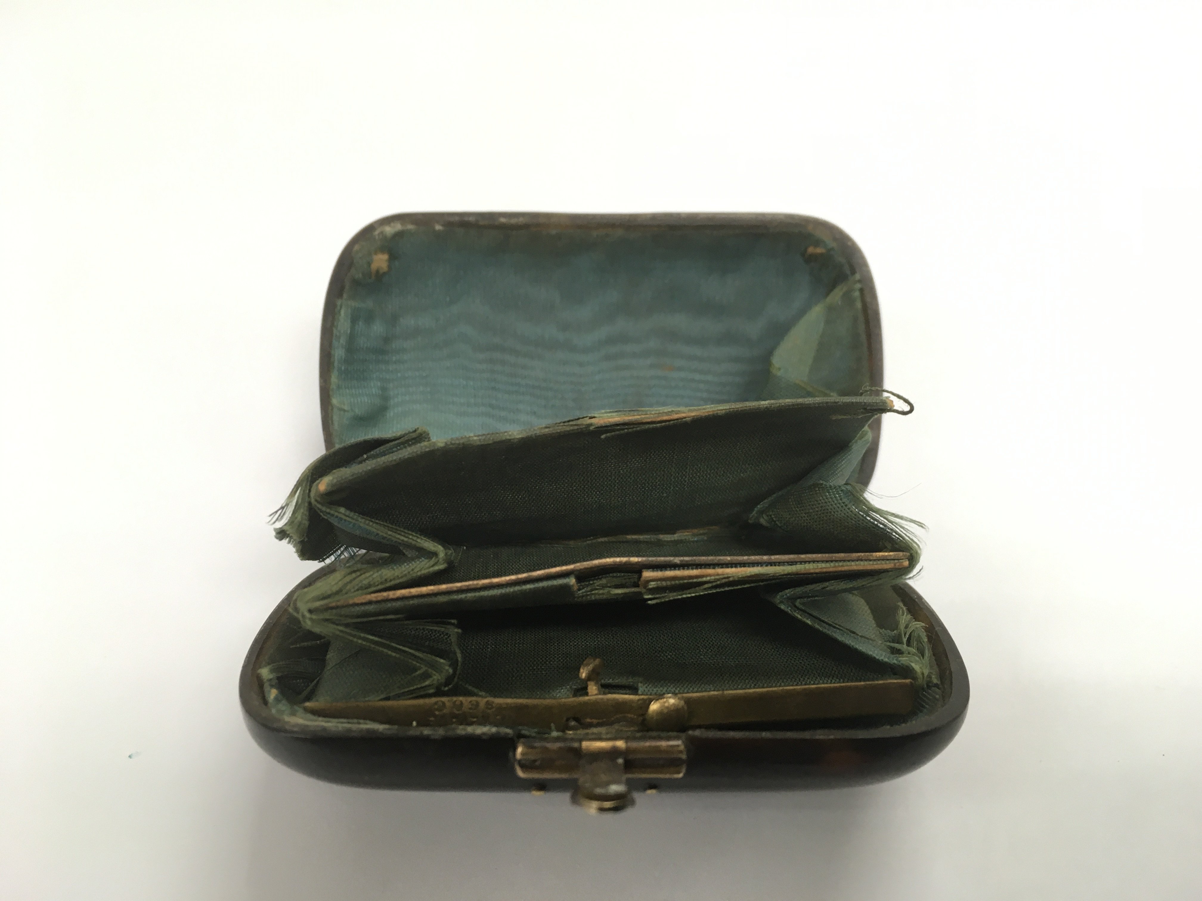 A tortoiseshell box purse inset with yellow metal - Image 3 of 3