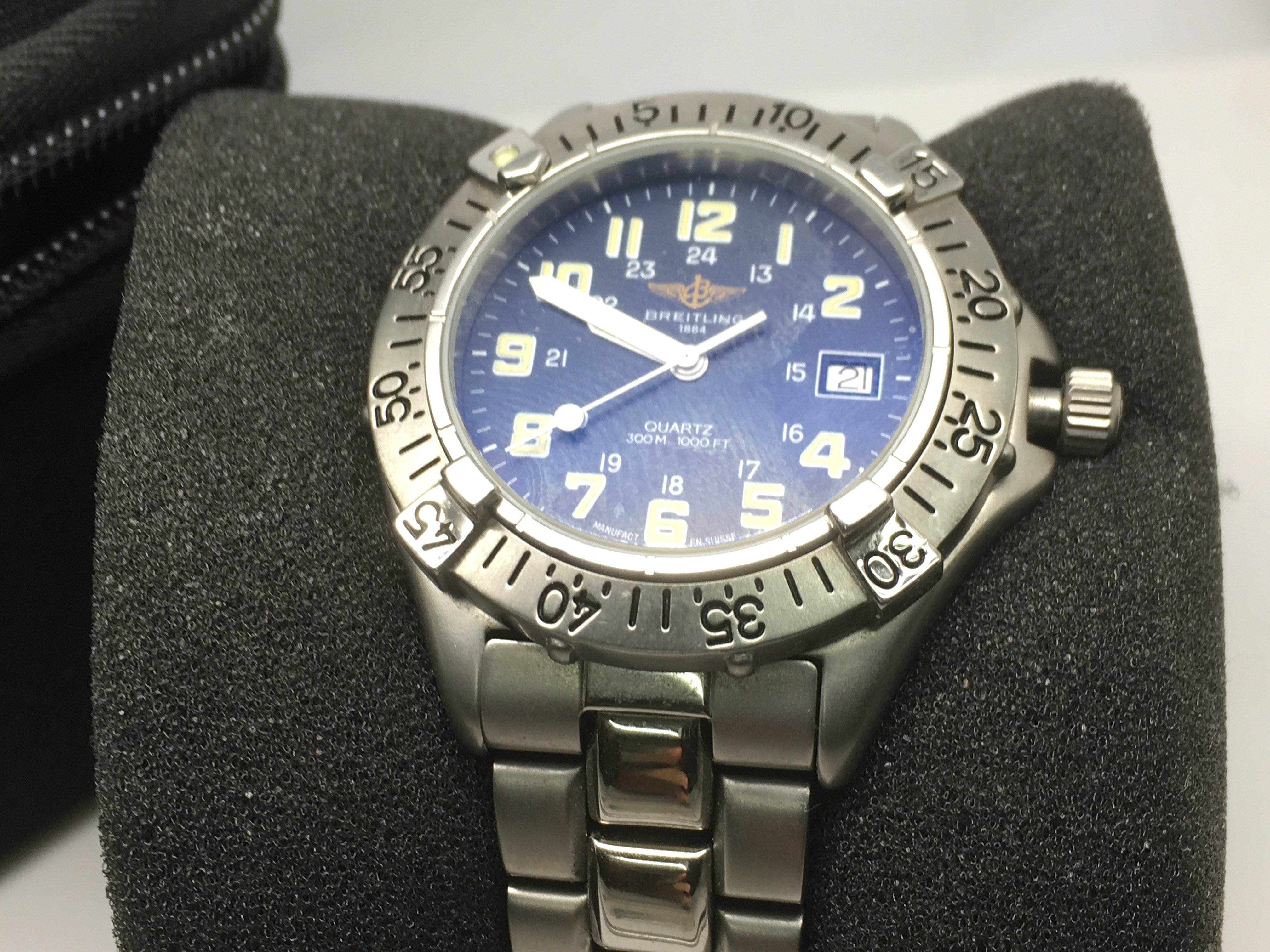 A gents Brietling Colt watch with Breitling travel - Image 2 of 2