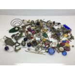 A bag of old jewellery items, parts and stones etc