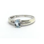 A 9ct white gold ring set with a central aquamarin