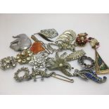 A collection of costume jewellery brooches.