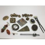 A small collection of antique and vintage jewellery.