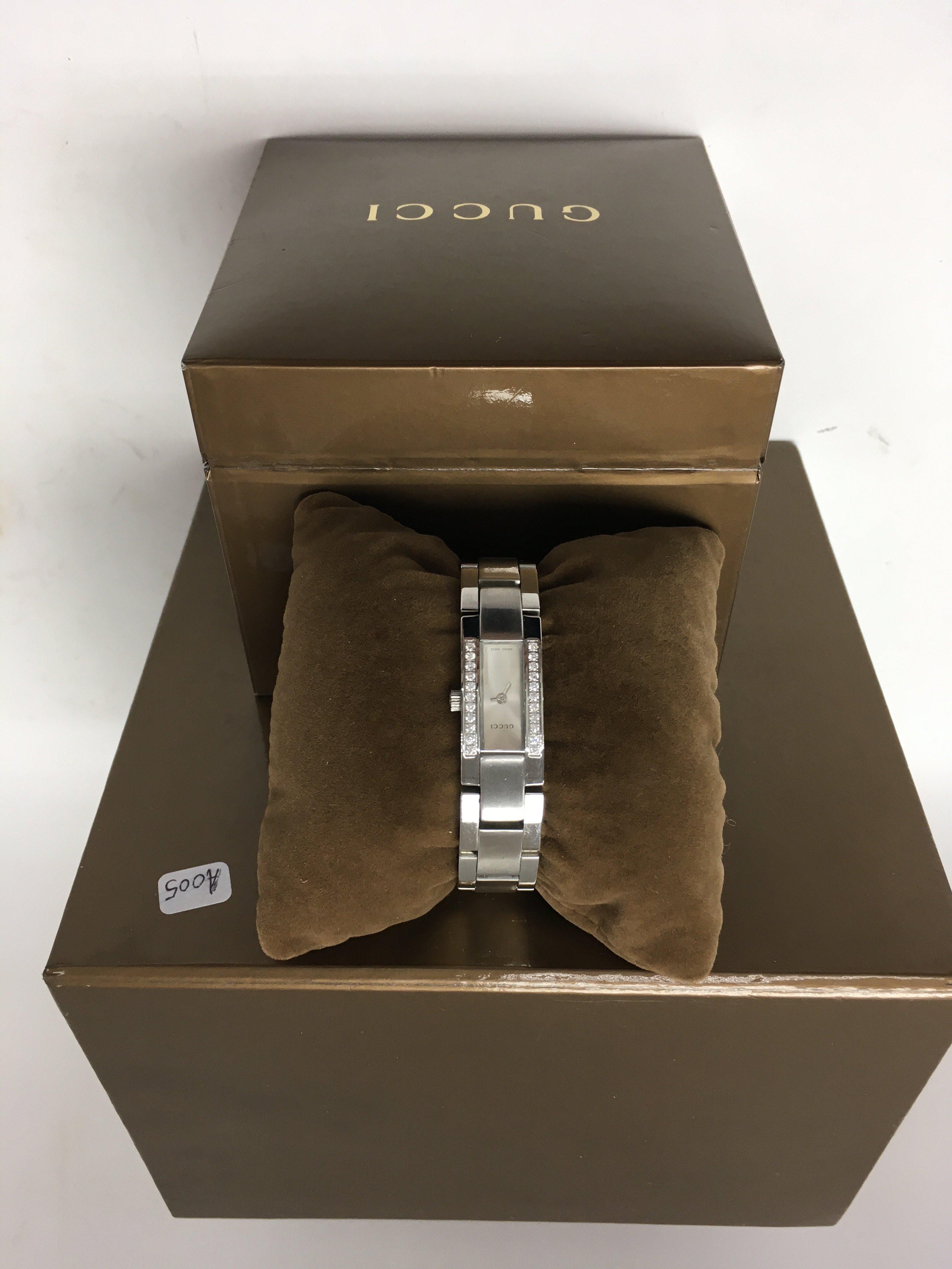 A Gucci ladies wristwatch with diamond bezel, 4600L.