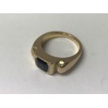 A heavy 18ct gold gents sapphire set ring, 13.3g. (P).
