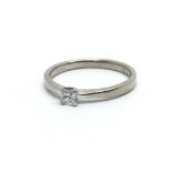 An 18ct white gold ring having single princess cut solitaire diamond, approx 0.15ct, ring size