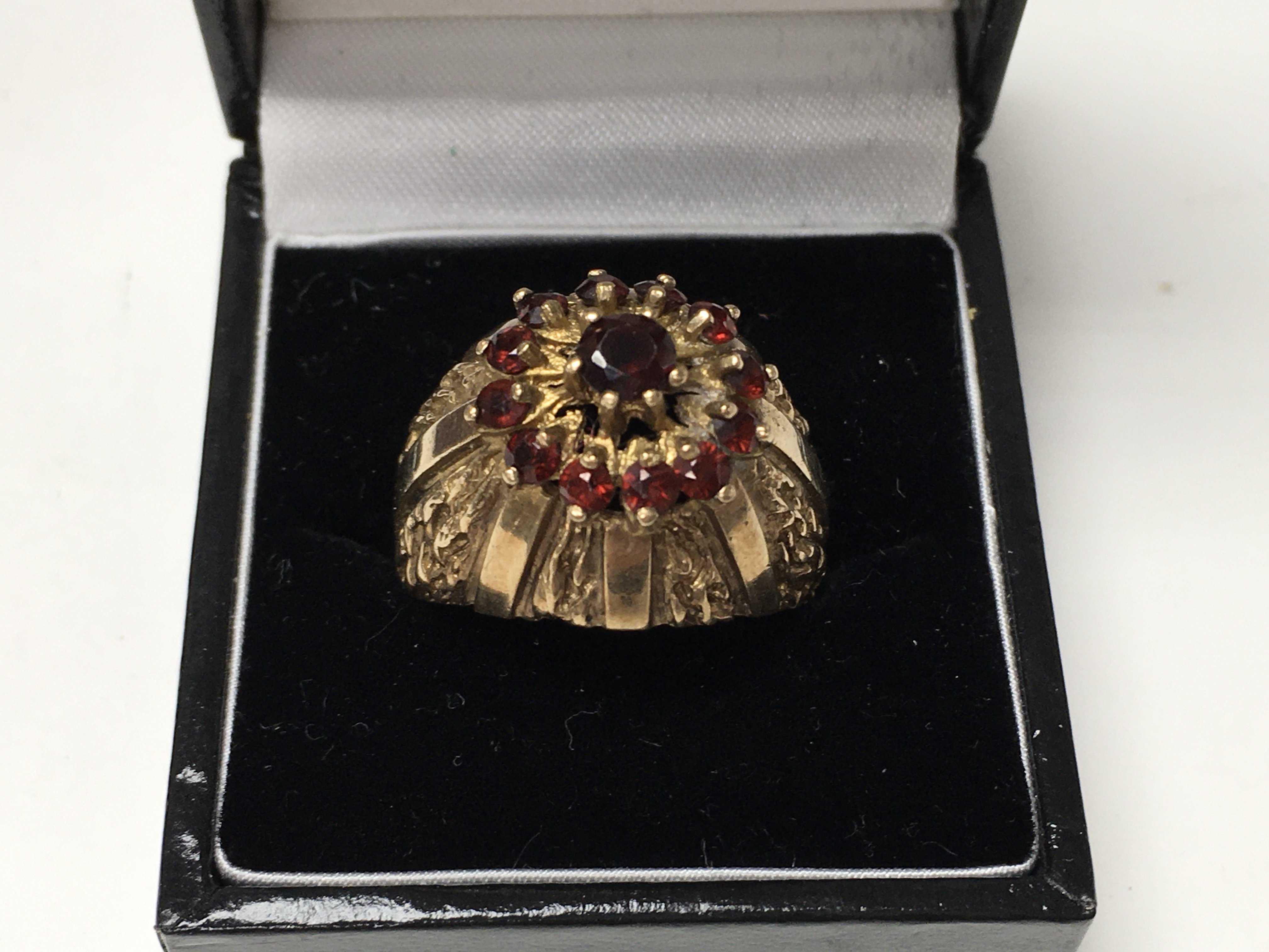 A 9ct gold and garnet ring (9.3g) R.