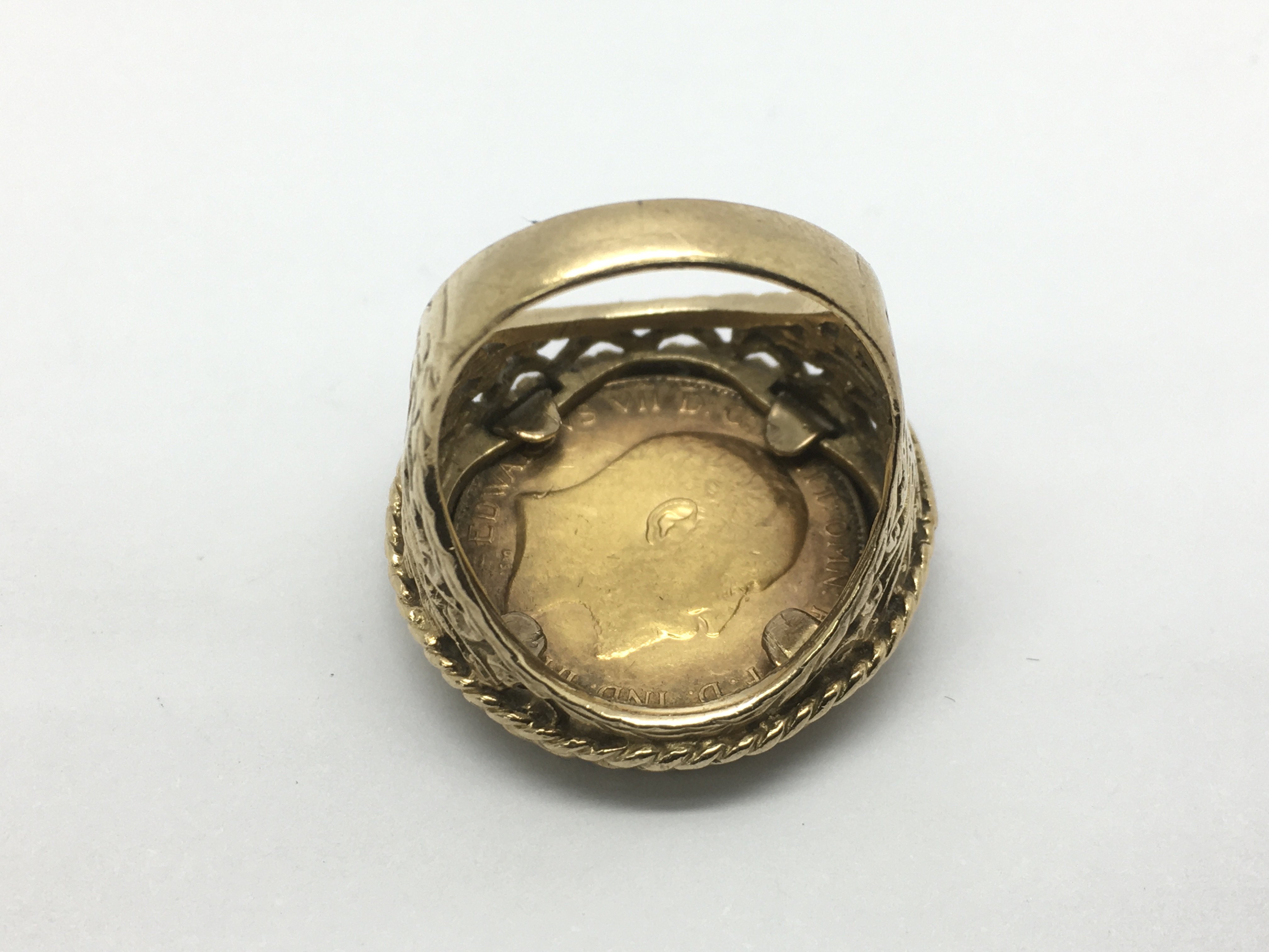 A gold sovereign ring, coin dated 1902, approx 10. - Image 2 of 2