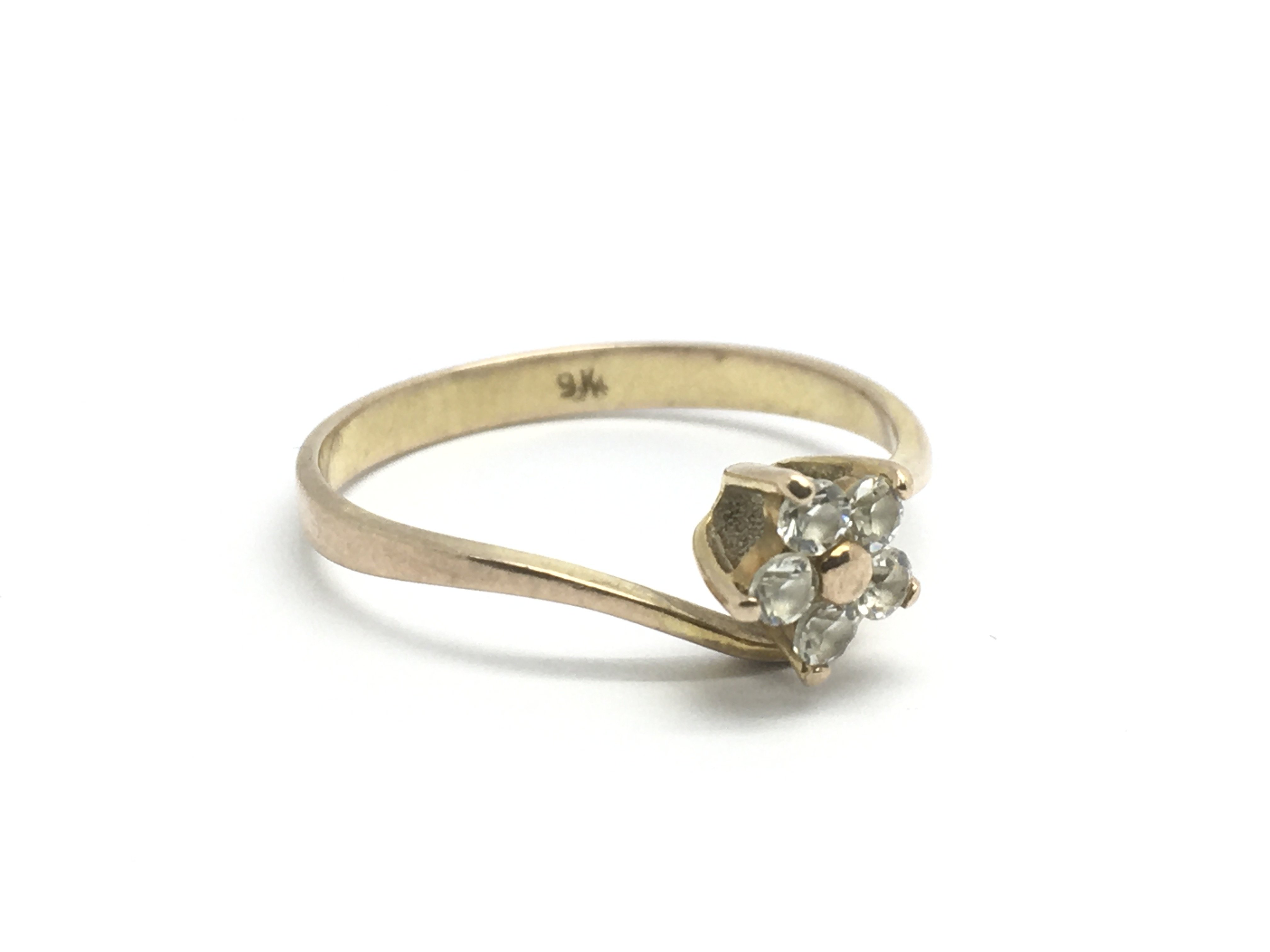 A 9ct gold ring set with a flowerhead pattern of C