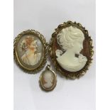 A small cameo pendant with 9 ct gold mount and two