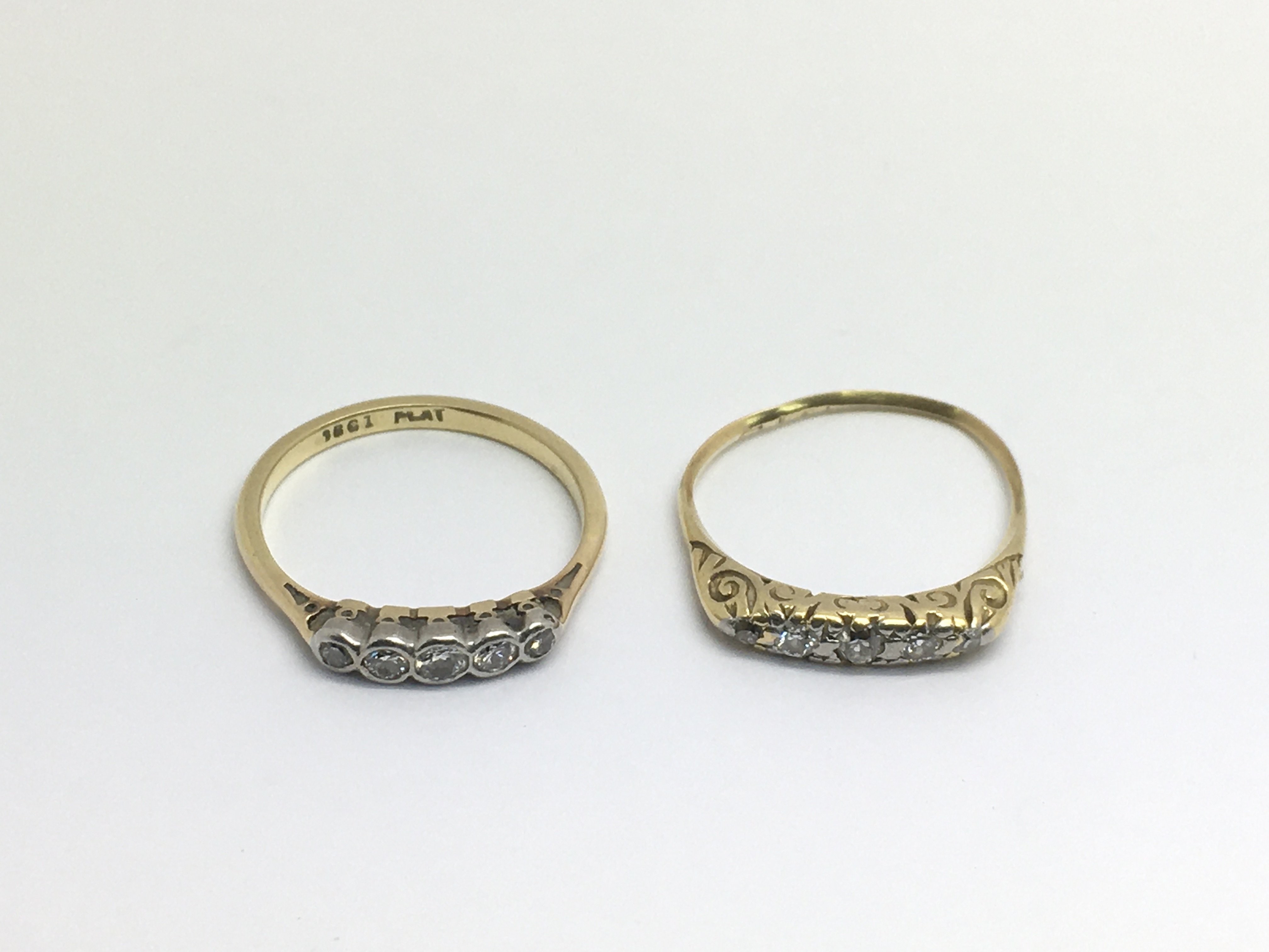 An 18ct gold and platinum ring set with dive small