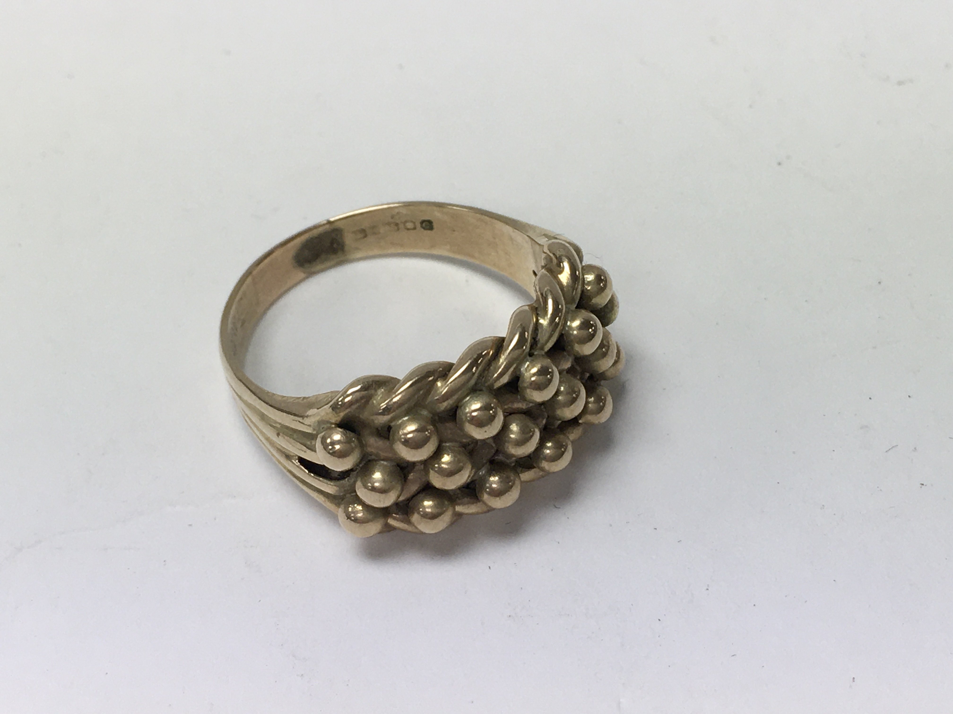 A gents 9ct gold keeper ring, 9.5g. (V).