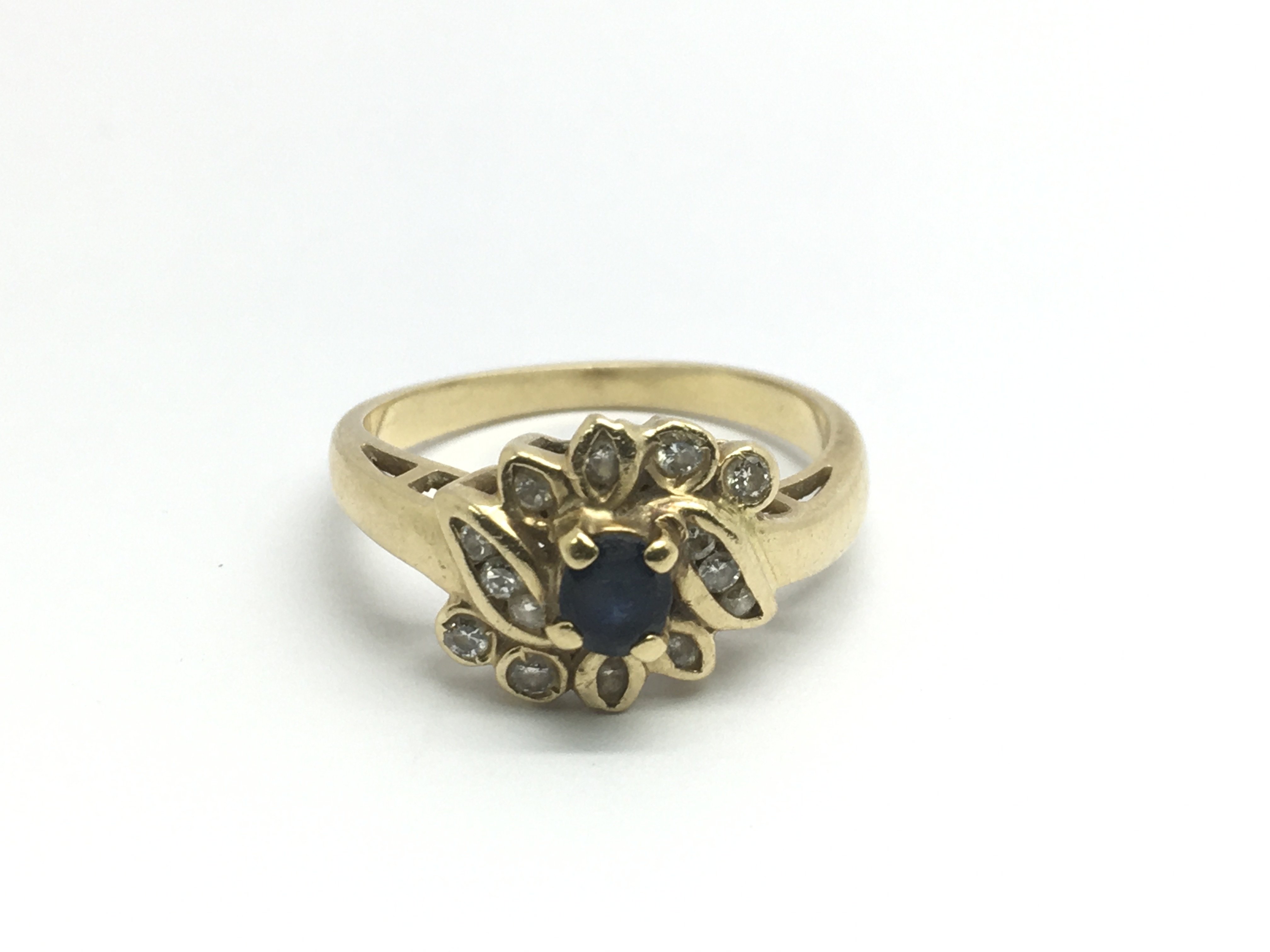 An 18ct gold sapphire and diamond ring, approx 3.4