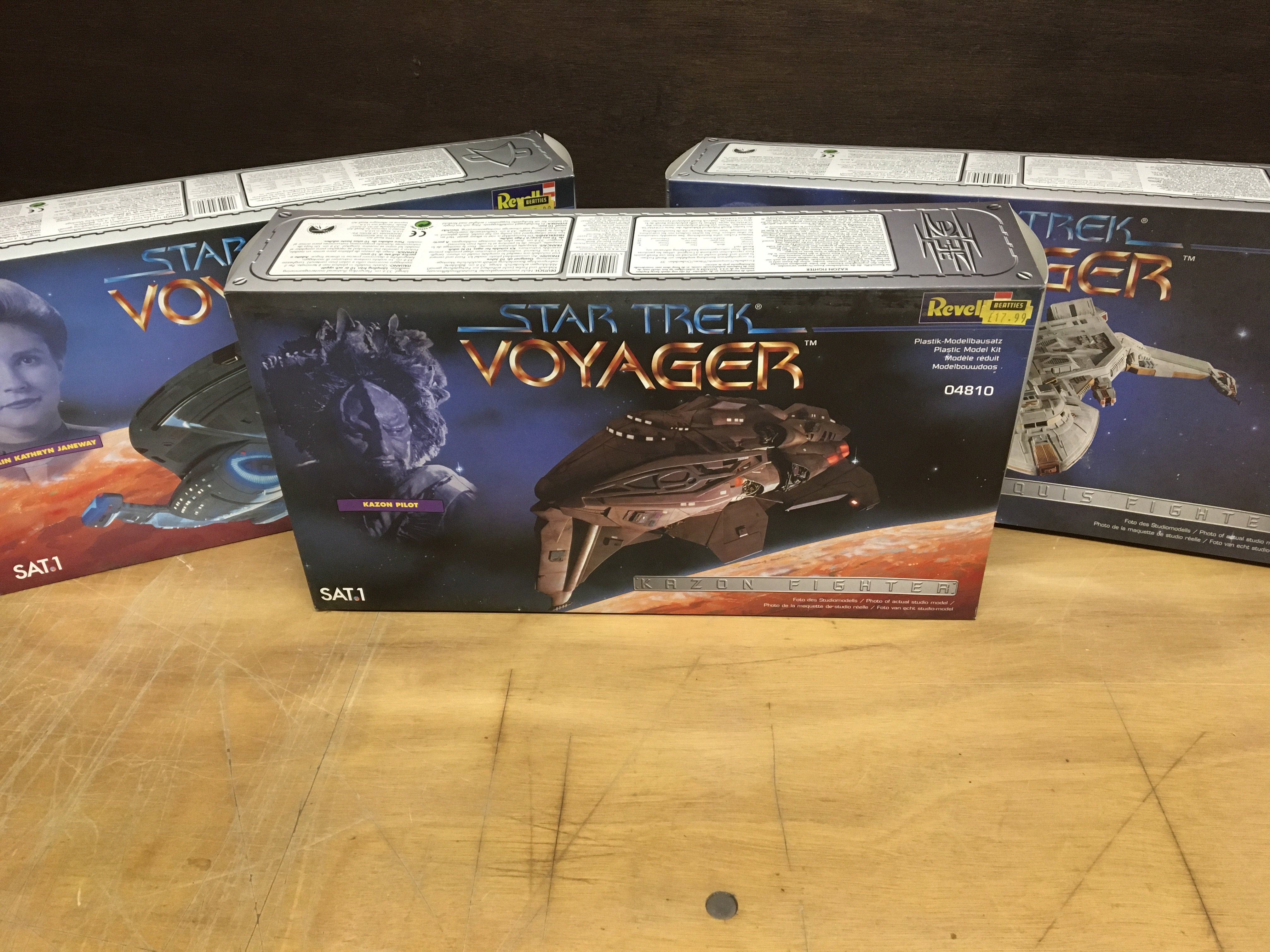 3 Star Trek Voyager Revell models kits (3)