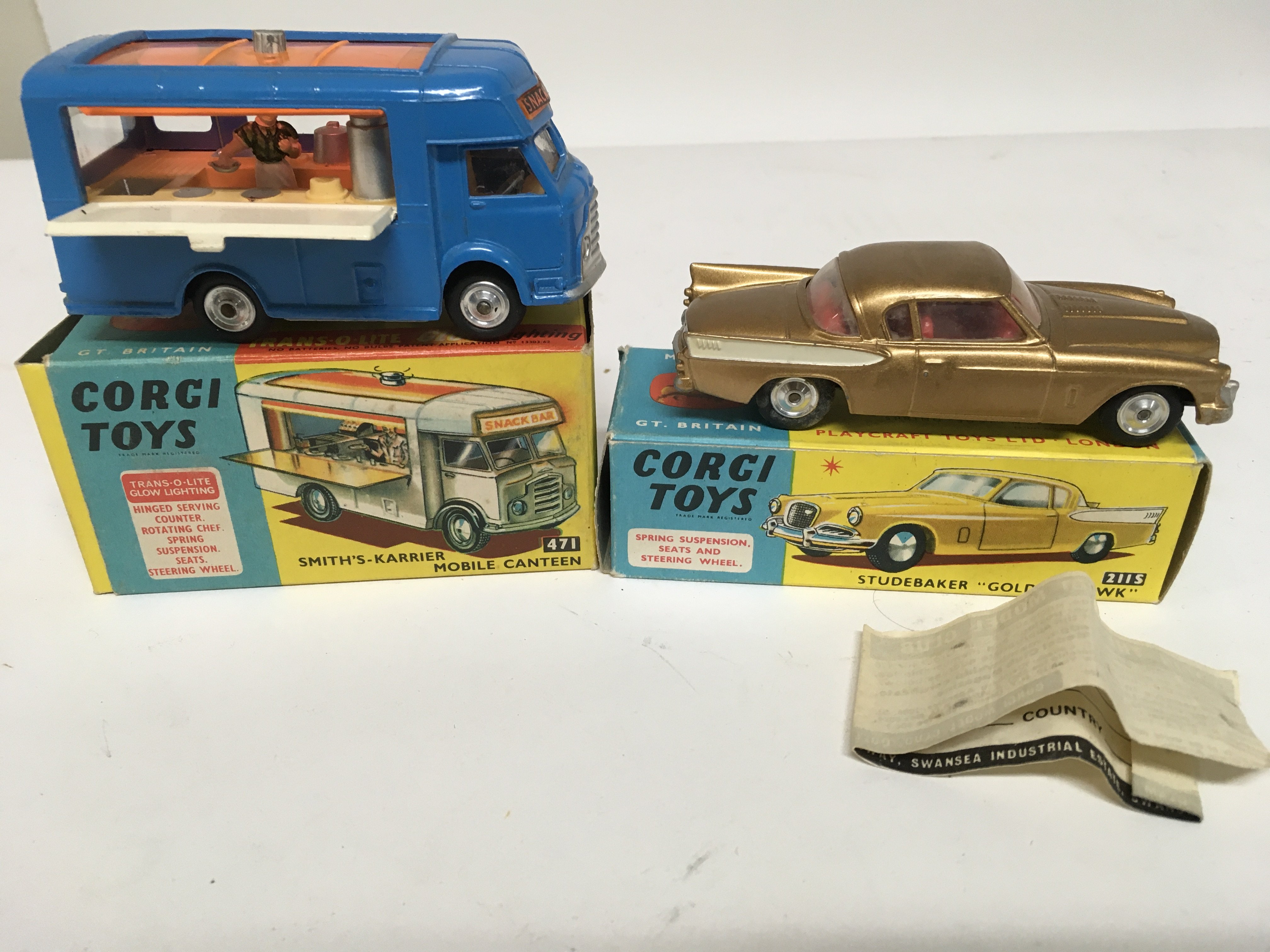 Corgi toys, #471 Smiths karrier Mobile canteen and