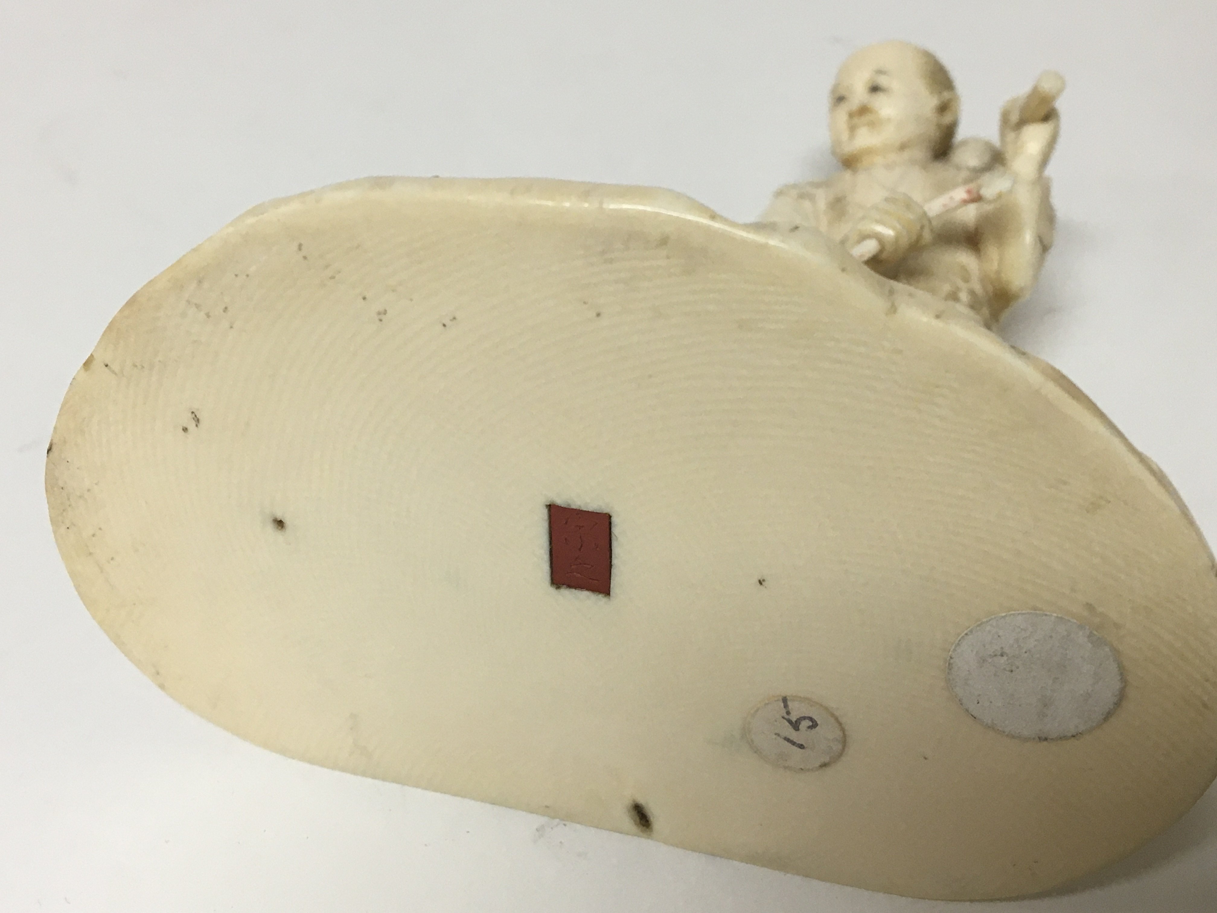 A late 19th century Japanese ivory carving of a craftsman with a chest of tools on a shaped base. - Image 3 of 3