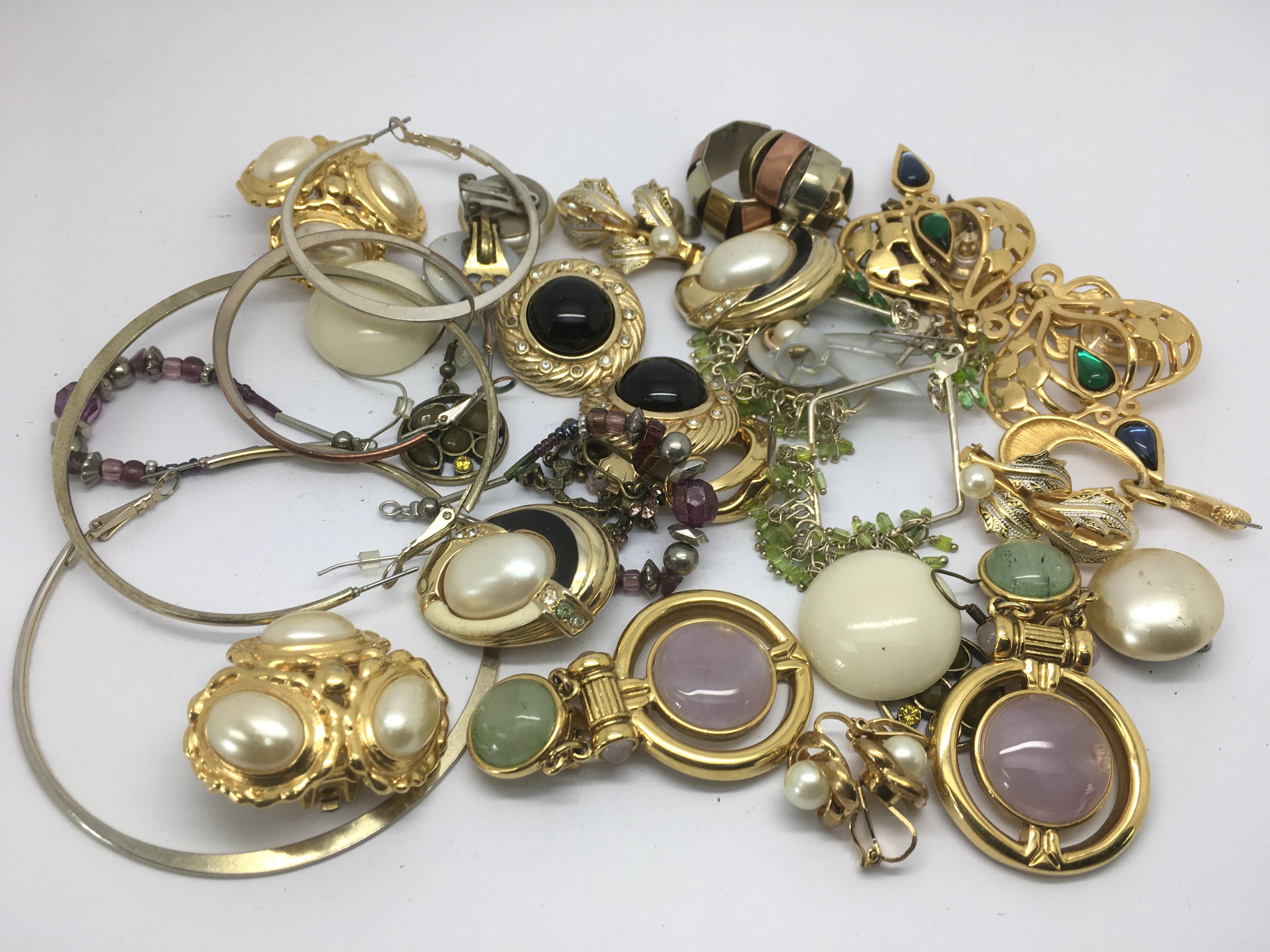 A collection of costume jewellery earrings and a m